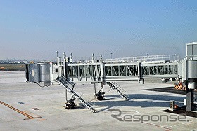 三菱重工子会社のバリアフリー旅客搭乗橋（PBB）16基が羽田空港で稼働開始