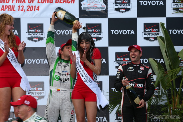 3位を喜ぶムニョス。右は2位のパワー。写真:INDYCAR
