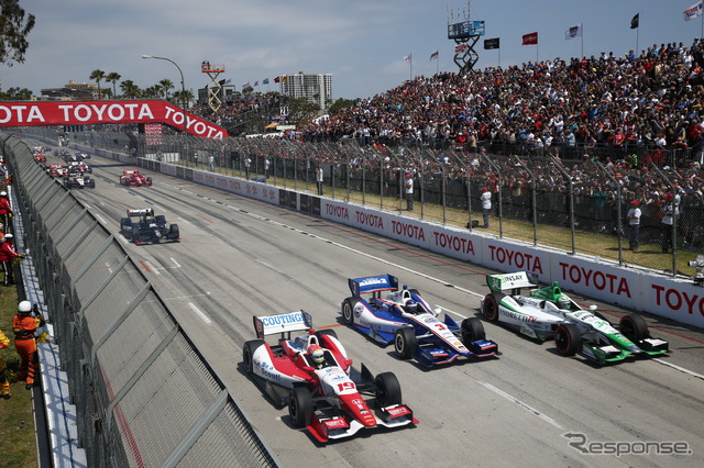 伝統の市街地コースバトルは、後半になって荒れた展開に。写真:INDYCAR