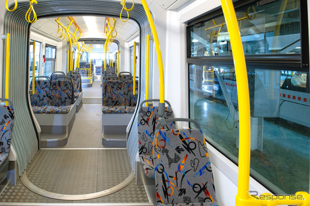 モスクワ市は新たに導入した新型の低床路面電車を７月から運行開始すると発表。写真は新型車の車内の様子