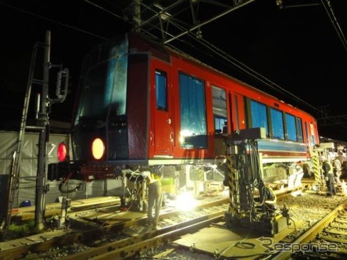 箱根登山鉄道の新型車3000形。写真は4月12日に行われた搬入作業の様子