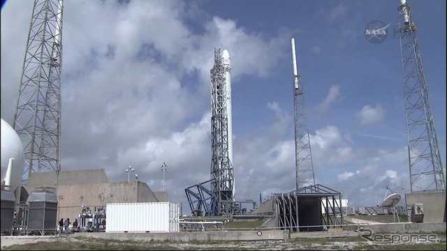 射点に立つファルコン9 v1.1 ロケット4号機(出典:JAXA/NASA)