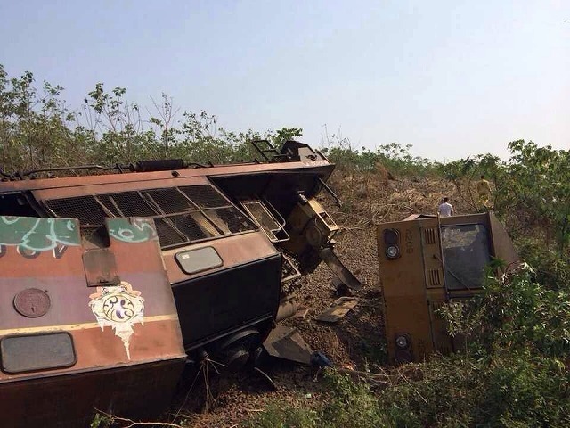 タイ国鉄の機関車、脱線横転し大破