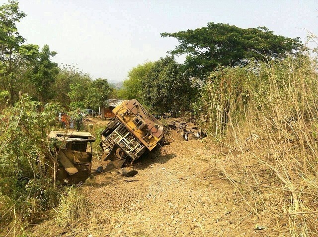 タイ国鉄の機関車、脱線横転し大破
