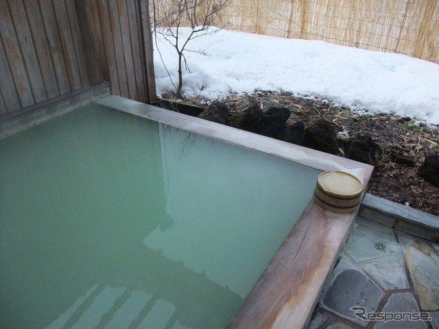 日光湯元の源泉掛け流しの湯。見た目からして高濃度だ。