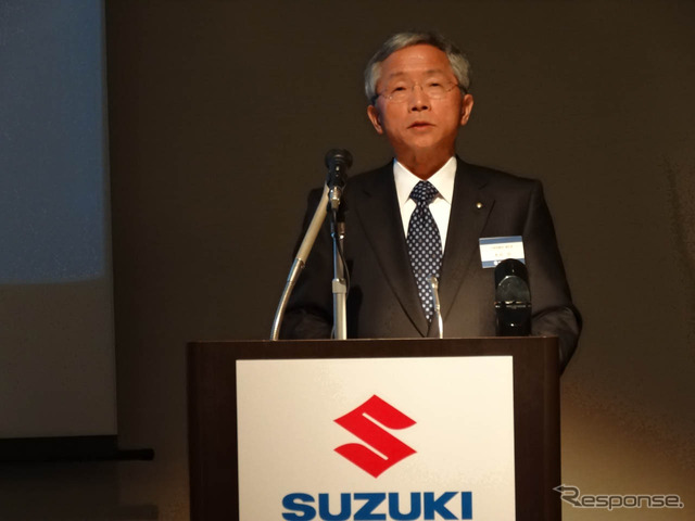 スズキの燃費向上計画について述べる本田 治 副社長