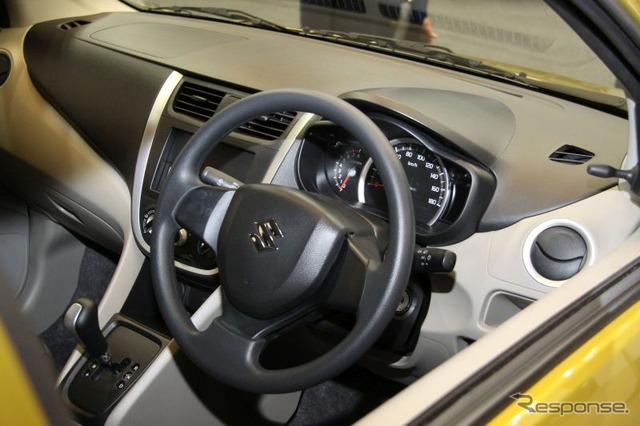 運転席はシンプルだが、シフトレバーに変速ポジションがある