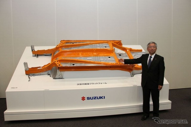 次世代軽量プラットフォームを紹介する本田副社長