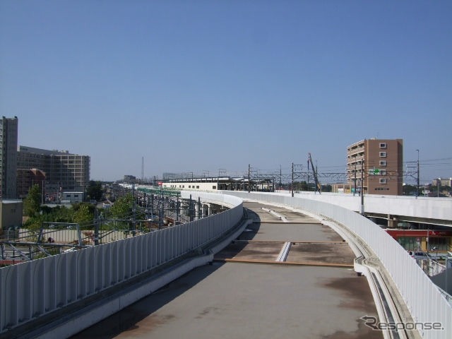 新京成線連立事業に伴い、一部の高架橋が既に完成している。5月に実施される初富駅付近の仮線切替により事業区間内の仮線敷設が全て完了し、高架化工事が本格化することになる。
