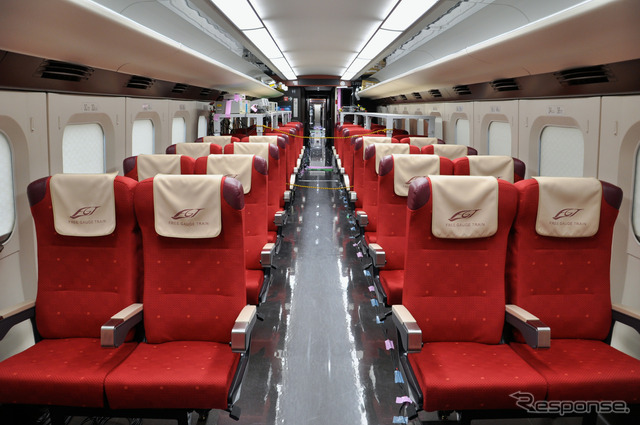 フリーゲージトレイン新試験車両の2号車には座席も設けられている