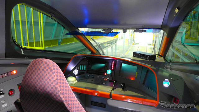 フリーゲージトレイン新試験車両の運転台