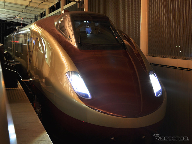 フリーゲージトレインの新試験車両が4月20日、初の走行試験を行った。写真は熊本駅14番線に入線したフリーゲージトレイン