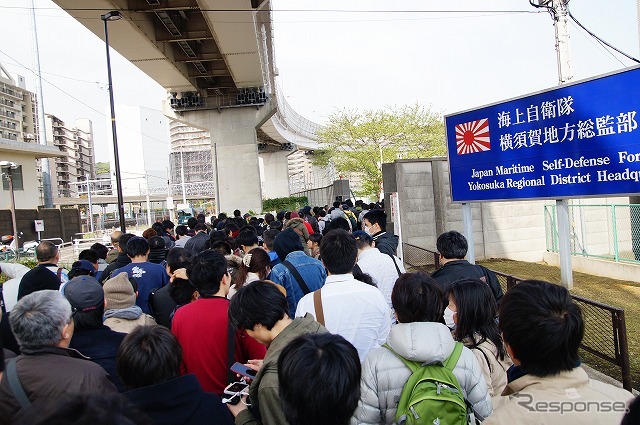 開場2時間前となる午前7時ごろには順番待ち行列が早くも1000人に。以後、急速に伸びていった。正午前には約1kmの長さに。
