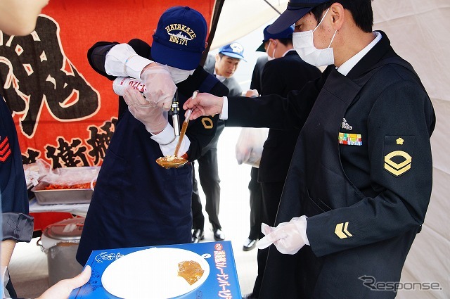護衛艦はたかぜはポークカレー、バーナーで炙った焦がしチーズがポイント。