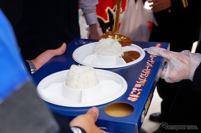 カレーは1皿に4種(艦)分が入って、1皿500円。2皿分だと900円。