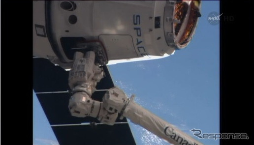 ドラゴン補給船3号機国際宇宙ステーションと結合