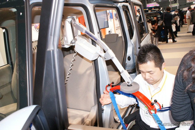軽自動車に車への移乗装置『N-Lift(エヌ・リフト)』
