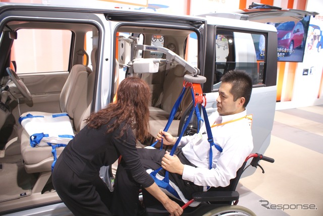 軽自動車に車への移乗装置『N-Lift(エヌ・リフト)』