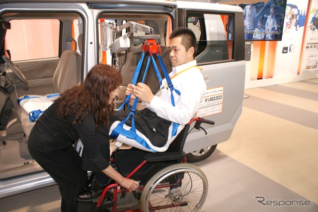 軽自動車に車への移乗装置『N-Lift(エヌ・リフト)』