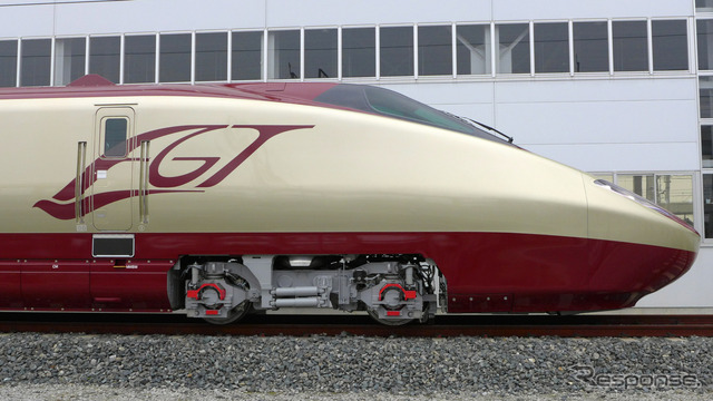 フリーゲージトレイン新試験車両先頭車の前頭部。「FGT」のロゴが目立つ。前頭部の流線型の部分の長さは8mある