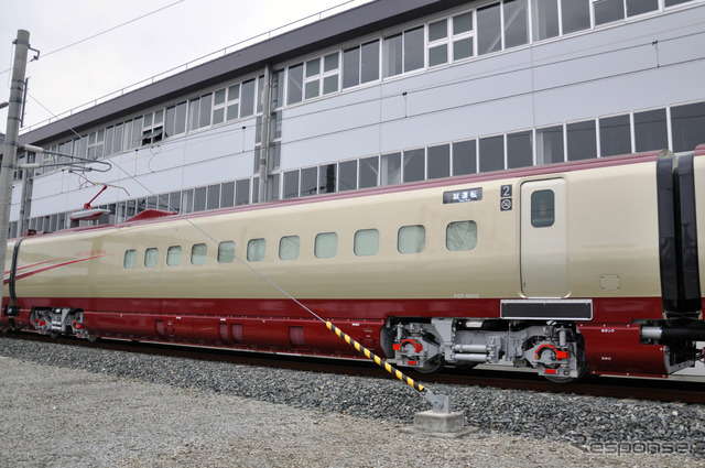 フリーゲージトレイン新試験車両の中間車、FGT-9002(2号車)。博多寄りにシングルアームパンタグラフを搭載している
