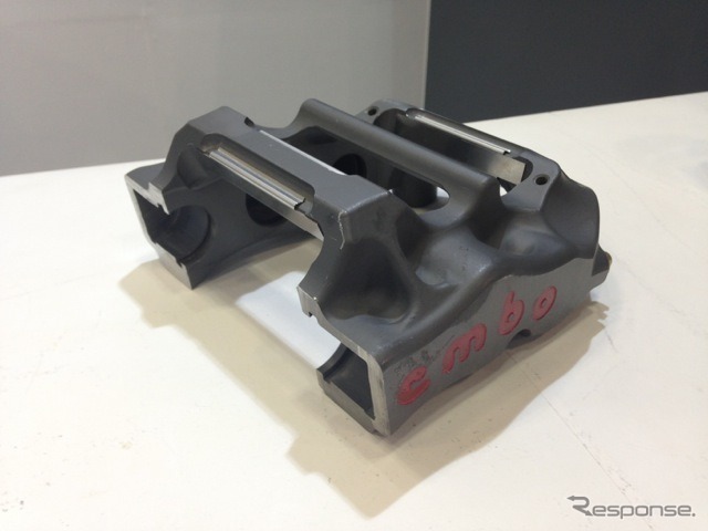 ブレンボのキャリパーも特別なモデルはスプリーメックスで作られているようだ