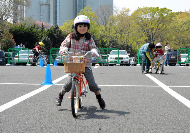 補助輪なしで自転車に乗れた！　親子の挑戦を自転車競技団体がサポート