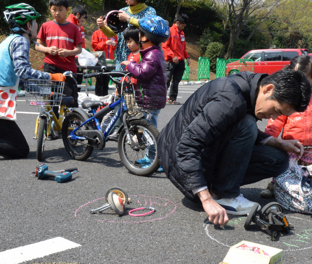 補助輪なしで自転車に乗れた！　親子の挑戦を自転車競技団体がサポート