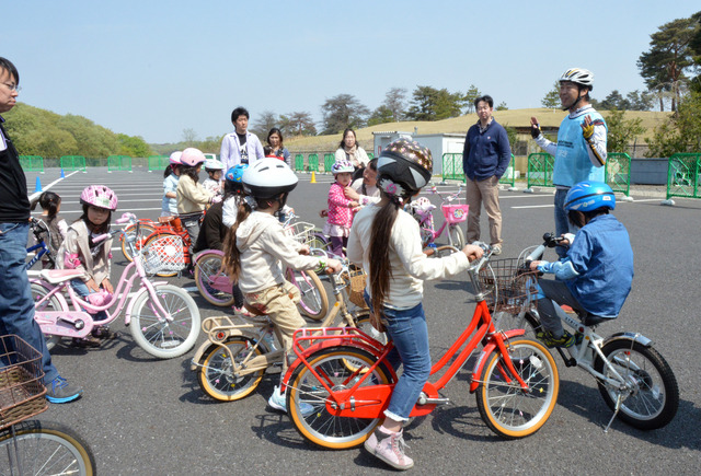 補助輪なしで自転車に乗れた！　親子の挑戦を自転車競技団体がサポート