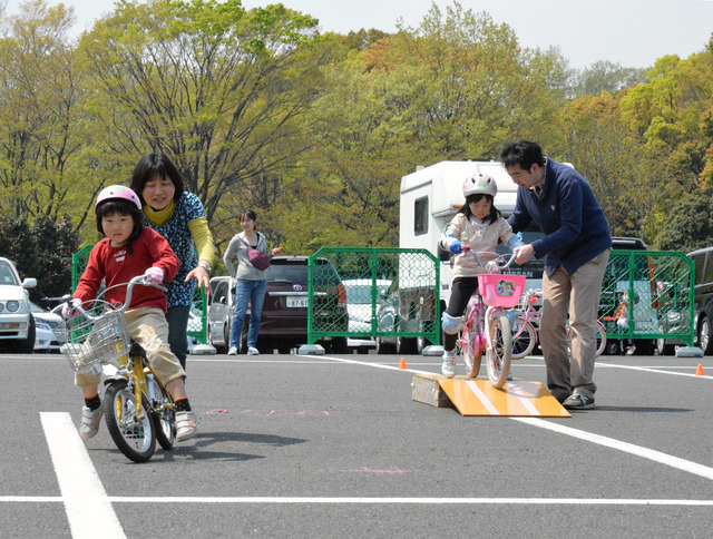 補助輪なしで自転車に乗れた！　親子の挑戦を自転車競技団体がサポート