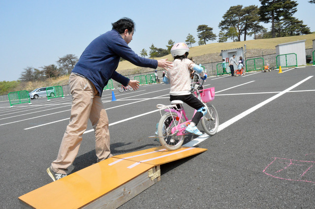 補助輪なしで自転車に乗れた! 親子の挑戦を自転車競技団体がサポート