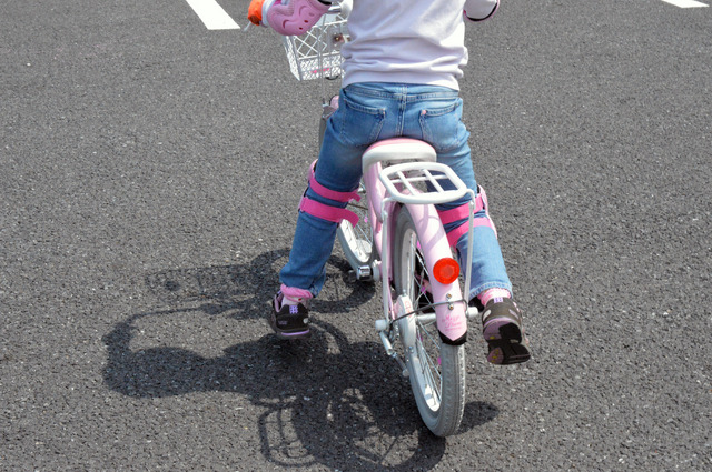 補助輪なしで自転車に乗れた！　親子の挑戦を自転車競技団体がサポート