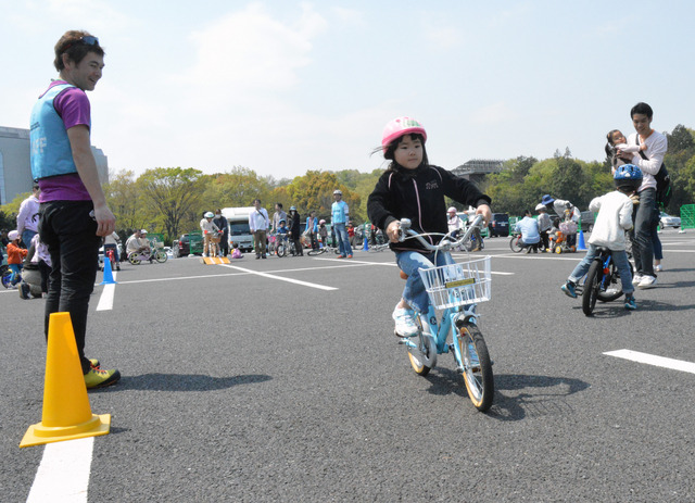 補助輪なしで自転車に乗れた！　親子の挑戦を自転車競技団体がサポート