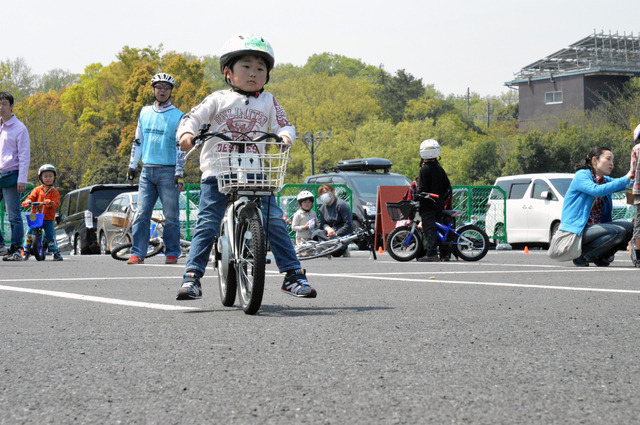 補助輪なしで自転車に乗れた! 親子の挑戦を自転車競技団体がサポート