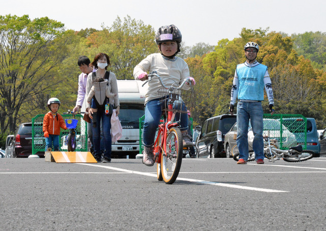 補助輪なしで自転車に乗れた！　親子の挑戦を自転車競技団体がサポート