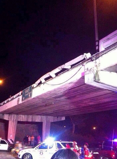 陸橋から道路にトラック転落 4台衝突、11人けが タイ東部チョンブリ