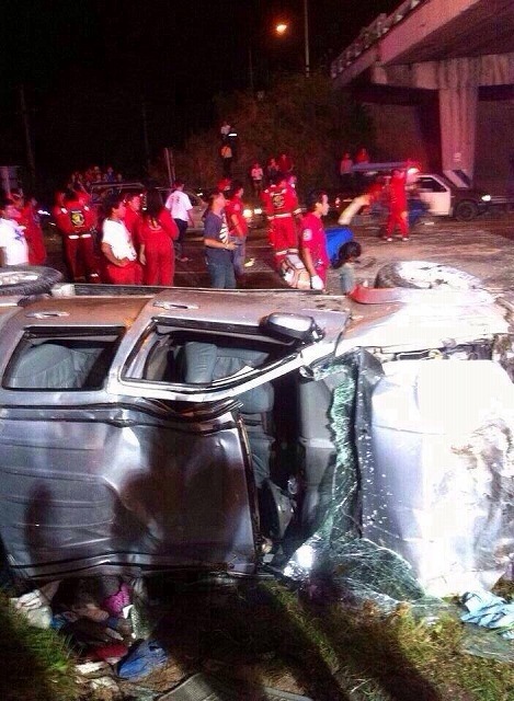 陸橋から道路にトラック転落 4台衝突、11人けが タイ東部チョンブリ