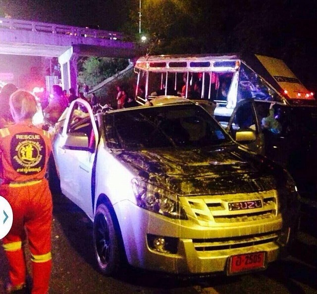陸橋から道路にトラック転落 4台衝突、11人けが タイ東部チョンブリ