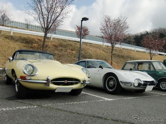 ジャガー・Eタイプ(左)、トヨタ2000GT(右)