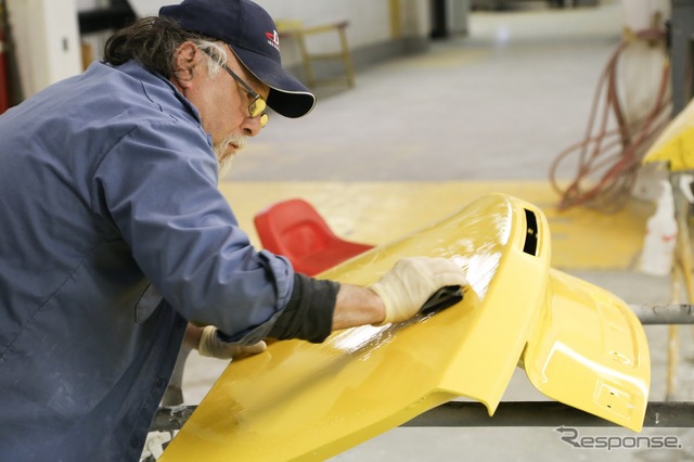 米NYのエンパイア・ステート・ビルディングの86階に展示された新型フォードマスタング