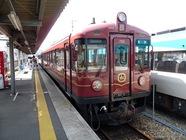 「くろまつ」は2013年から運転を開始した「あかまつ」「あおまつ」と共通性の高いデザインだが、設備や運用形態は大きく異なる。写真は「あかまつ」。