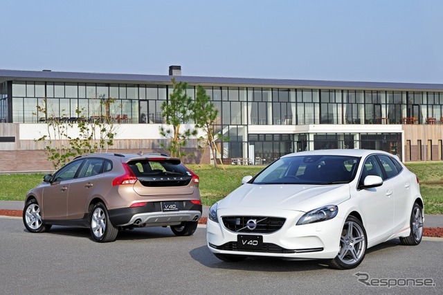 ボルボ・V40 T4 スポーツ(右)とV40 クロスカントリー T4 ノルディック