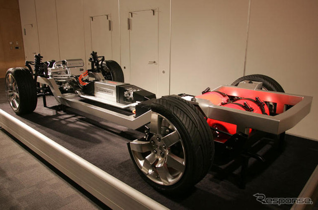 【東京モーターショー05】ホンダ FCX は燃料電池車の想像を超える走り