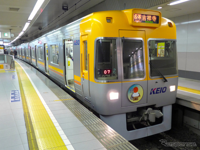 京王は9月から、京王線新宿駅と井の頭線渋谷駅のどちらでも乗降可能な定期券を発売する。写真は井の頭線渋谷駅に停車中の電車