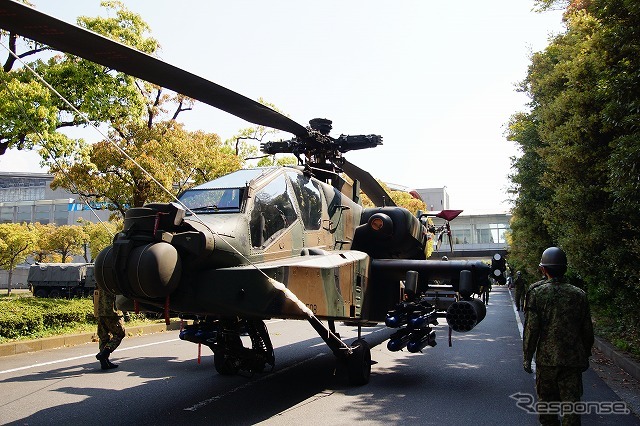 2車線をいっぱいに使っての移動。