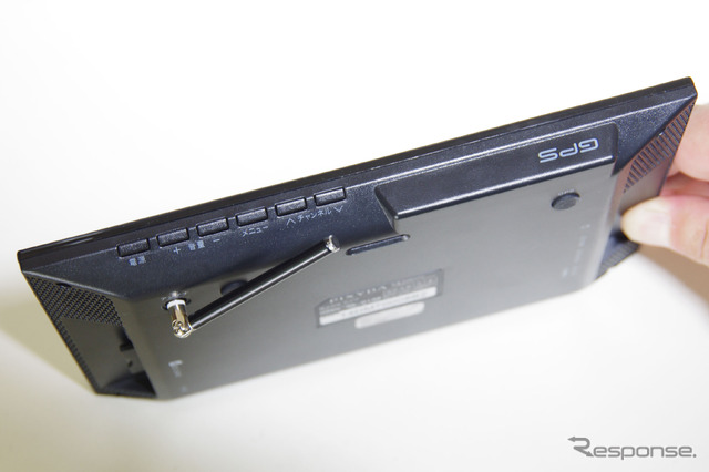 上面には電源スイッチのほか、チャンネルボタンなどが並ぶ。まるでPNDではなくポータブルテレビのようだ。