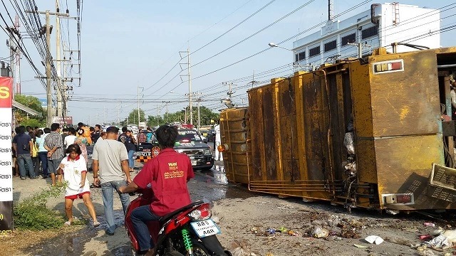 バンコク郊外でごみ収集車がバス、乗用車に衝突 4人死傷