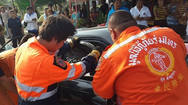 バンコク郊外でごみ収集車がバス、乗用車に衝突 4人死傷