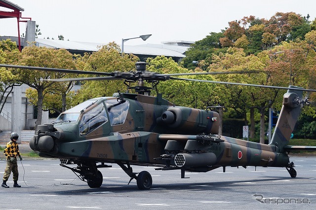 無事に着陸。オートサロンでD1マシンが疾走する駐車場に世界最強の戦闘ヘリが。