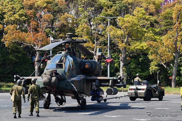 会場内への移動準備が始まった。牽引車でゆっくりと向きを変えていく。